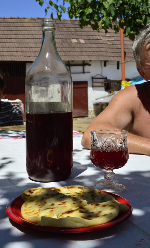 Wein und gefülltes Fladenbrot bei Popas